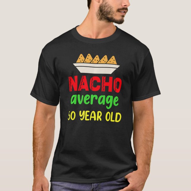 Nacho i genomsnitt 50 år gamla, ynka födelsetal t shirt (Framsida)