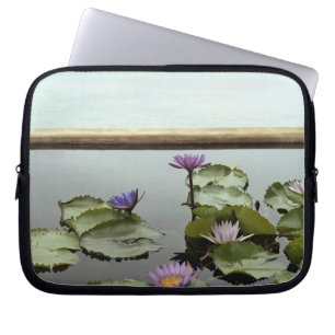Näckrosor i damm vid hav laptop sleeve