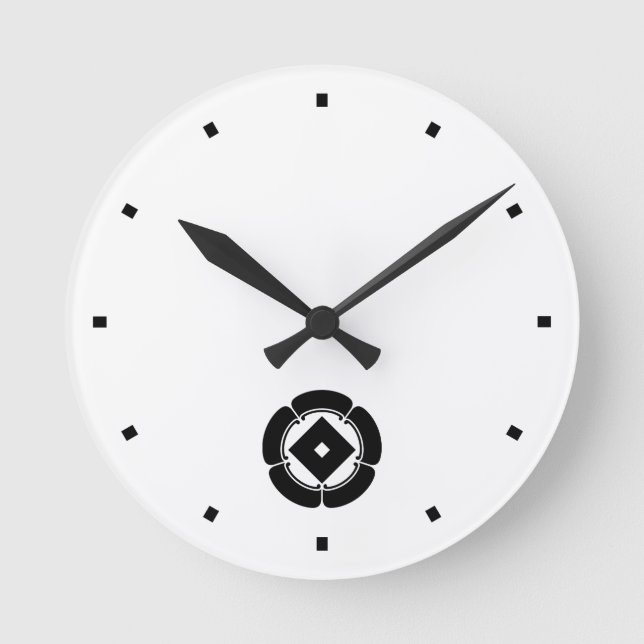 Nagel puller i goka rund klocka (Framsida)