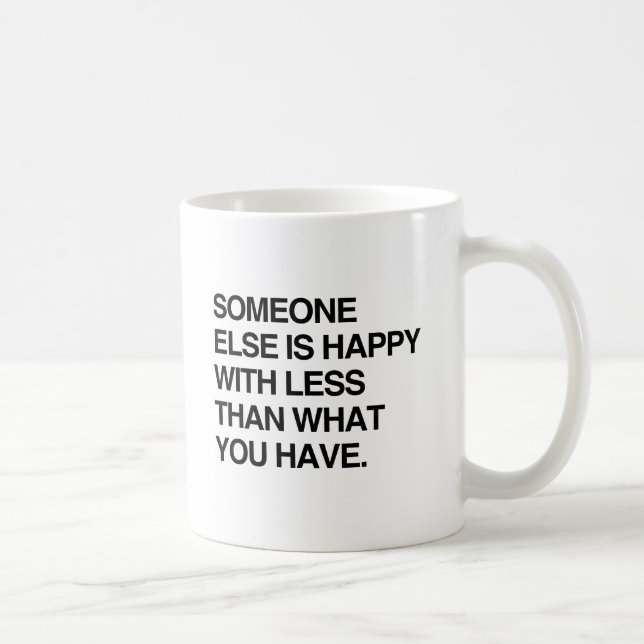 NÅGON ANNAN ÄR LYCKLIG MED MINDRE ÄN VAD DU HAR KAFFEMUGG (Höger)