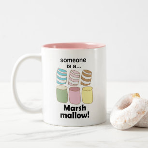 Någon är en marshmallow Roligt matcitat Två-Tonad Mugg