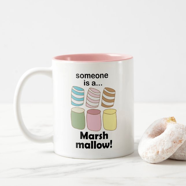 Någon är en marshmallow Roligt matcitat Två-Tonad Mugg (Med munk)