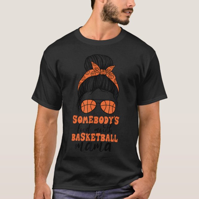 Någon är Loud Mouth Basketball Mamma Messy Bun Mo T Shirt (Framsida)