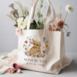 Någon Baby Shower Wildblomme Livsmedel Tote Bag Tygkasse<br><div class="desc">En kärlek som du tog med väskan! Den här designen har en delikat krandbukett av handmålade vilda blommor runt en sköljande baby-bukett. En underbar kombination av modernt och rustiskt typsnitt kompletterar den här fina designen. Se hela samlingen för mer matchande objekt!</div>