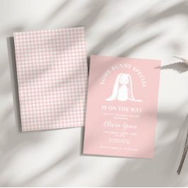 Någon Bunny Speciell Rosa Gingham Baby Shower Inbjudningar