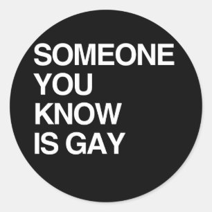NÅGON DU KÄNNER ÄR GAY RUNT KLISTERMÄRKE