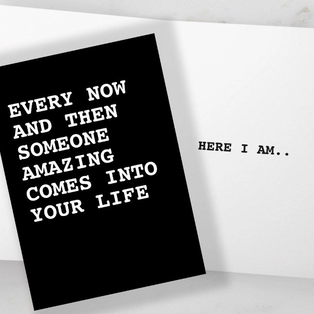 Någon fantastisk kommer in i ditt liv kort (Someone amazing comes into your life, here I am humor card by Ricaso. A witty, funny card for anyone)