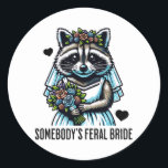 Någon Feral Bride Cute Raccoon Funny Bröllop Runt Klistermärke<br><div class="desc">Trendiget Feral Bride Cute Raccoon Funny Bröllop</div>