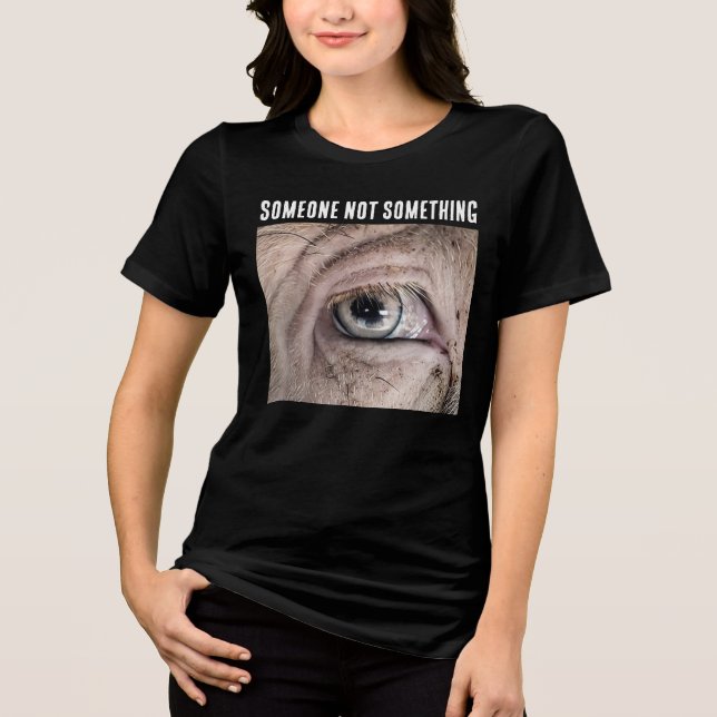 NÅGON INTE NÅGOT GRIS VEGAN T-Shirt (Framsida)