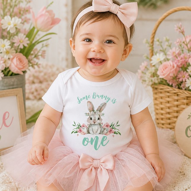 Någon kanin är en blommig födelsedags t-shirt för  (Some Bunny is One Floral First Birthday Shirt)