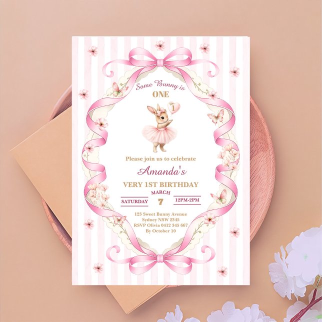 Någon kanin är en rosa rosett randig 1-års födelse inbjudningar (Skapare uppladdad)