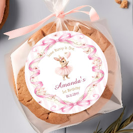 Någon kanin är en rosa rosett randig 1-årsdag runt klistermärke