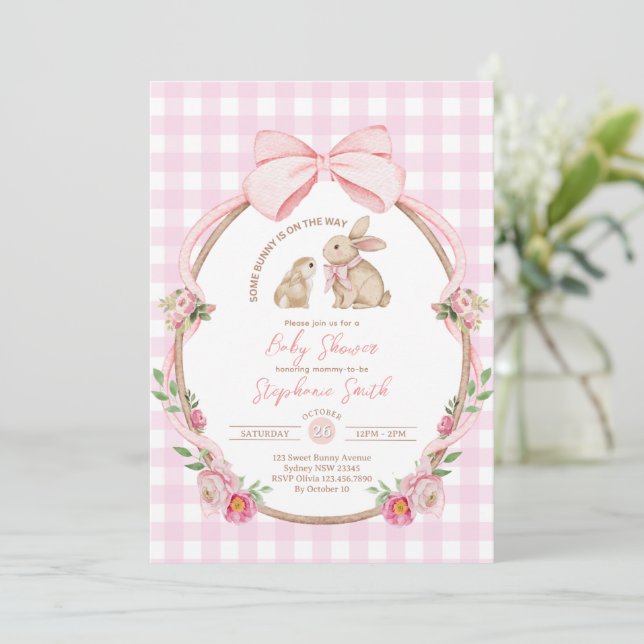 Någon kanin är på väg rosa båge baby shower inbjudningar (Stående Fram)