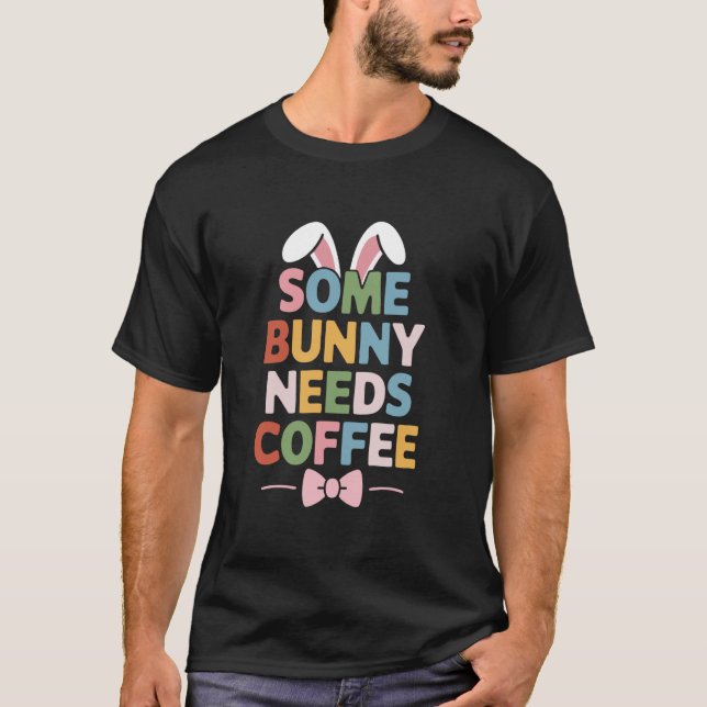 Någon kanin behöver kaffe u2013 Rolig påsk T Shirt (Framsida)