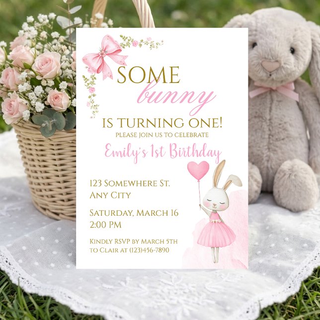 Någon kanin fyller ett, 1-års födelsedagsflicka bå inbjudningar (Some Bunny is Turning One 1st Birthday Invitation. Floral pink bunny theme, easy to edit.)