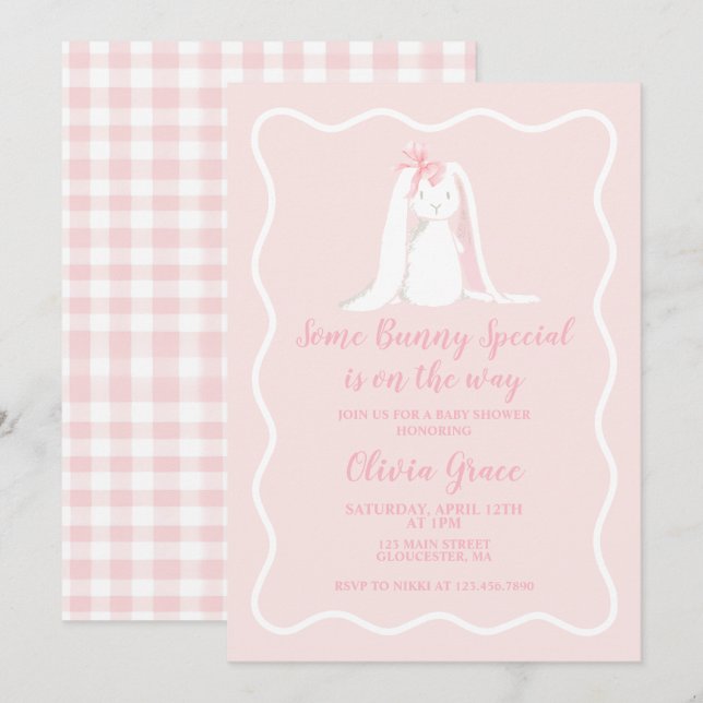 Någon kanin speciell rosa gingham baby shower inbjudningar (Fram/baksida)