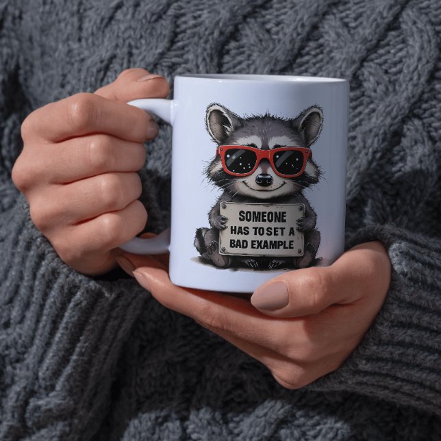 Någon måste ställa in ett felaktigt exempel på Cut Kaffemugg (Funny Raccoon Mug)