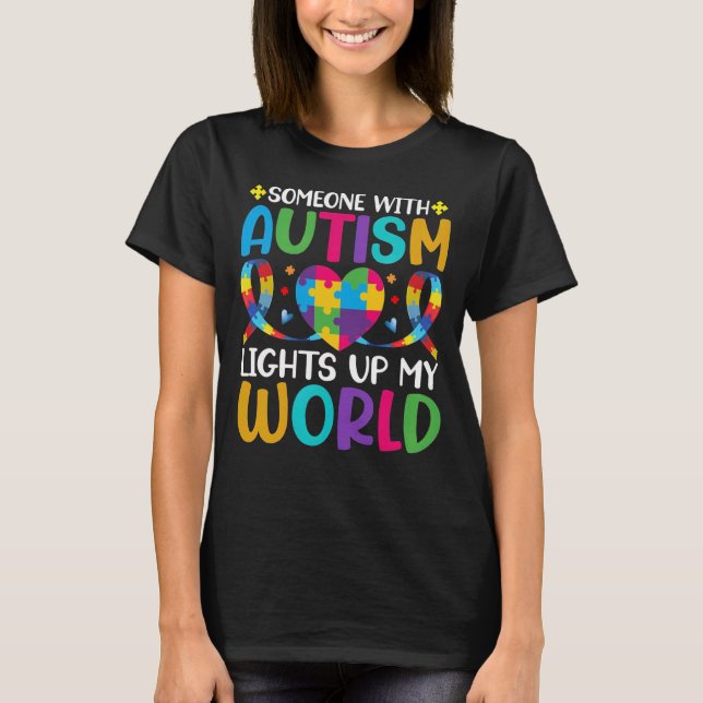 Någon med autism lyser upp min värld färgglatt t shirt (Framsida)
