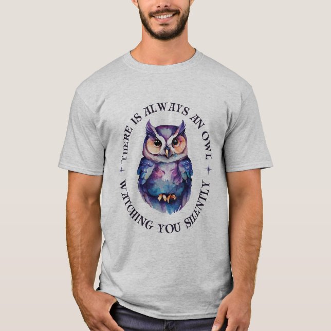 🦉: "Någon tittar alltid tyst" T Shirt (Framsida)