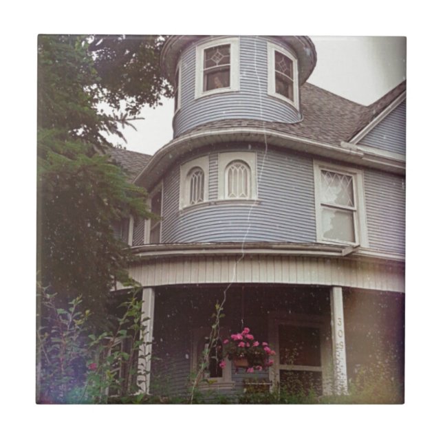 Någon tittar på kakelplatta (Framsidan)