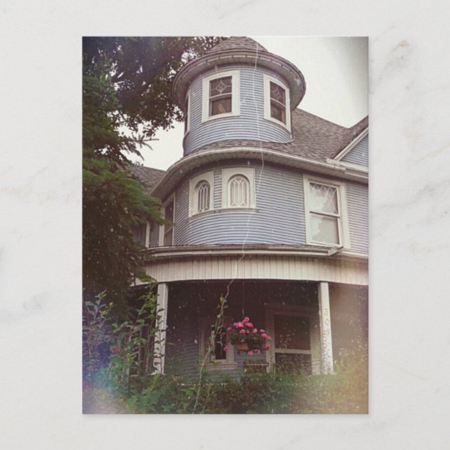 Någon tittar på vykort (Framsida)