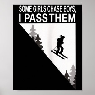 Någon tjej jagar pojkar jag passerar dem skidåkand poster