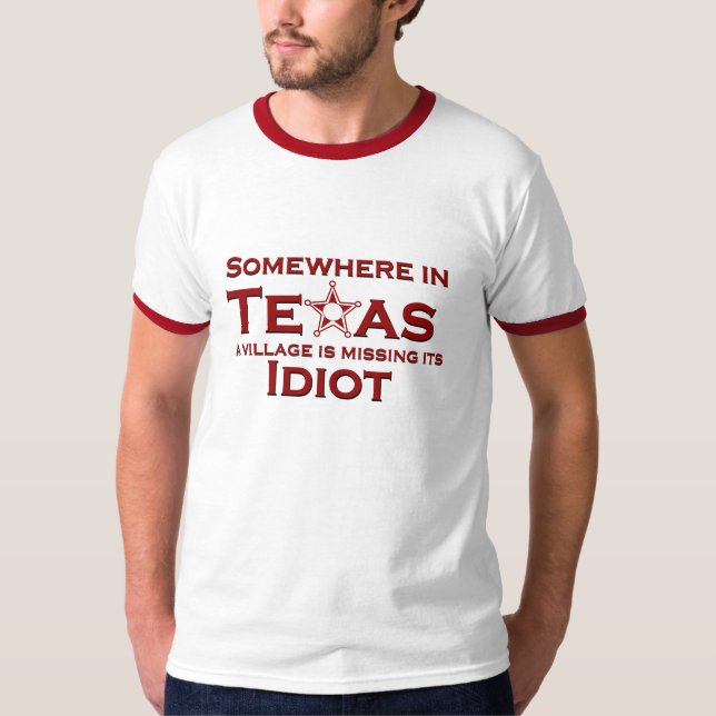 Någonstans i Texas är en by saknad dess idiot T-shirt (Framsida)