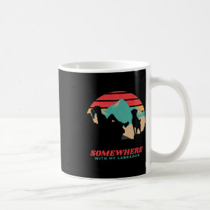 Någonstans Med Min Labrador Kvinna Vandring Campin Kaffemugg