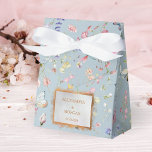 Något Blått Elegant Vildblomspresentlåda Presentaskar<br><div class="desc">Lägg till en personlig touch till dina bröllopspresenter med Något Blått Elegant Vildblomspresentlåda. Prydd med ömtåliga akvarellvildblommor på en lugn blå bakgrund, kompletterar denna presentlåda ditt boho-chica bröllopstema. Den är en del av kollektionen Något Blått Elegant Vildblomma Bröllop, vilket säkerställer ett konsekvent botaniskt vildblomstema perfekt för vår- eller sommarbröllop i...</div>