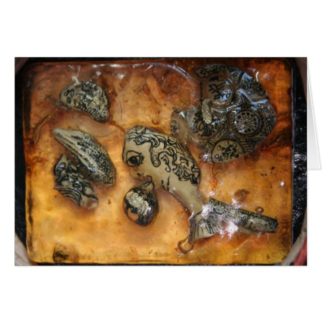 Något märkligt som fångats i det gula plastkortet hälsningskort (Framsidan Horizontal)