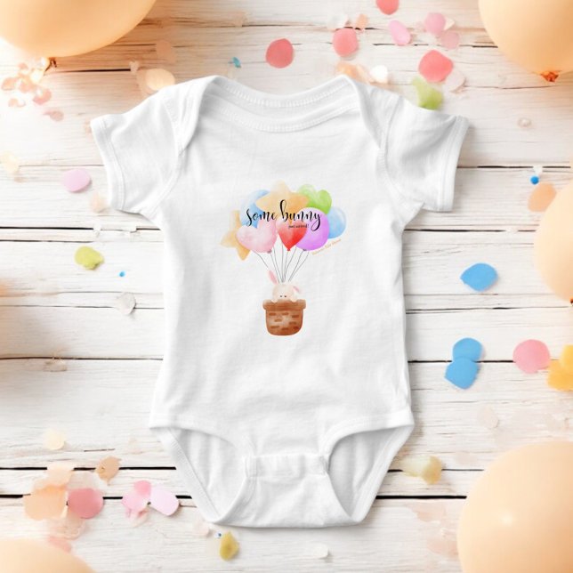 Några Bunny JUST ARRIVED Rainbow Balloons T Shirt (Skapare uppladdad)