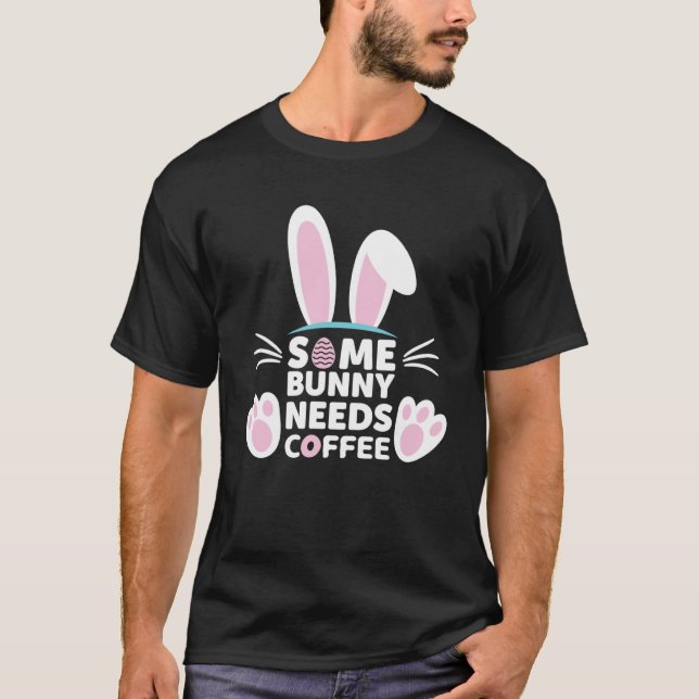 Några Bunny Needs Coffee Rabbit Kaffe och Påsk D T Shirt (Framsida)