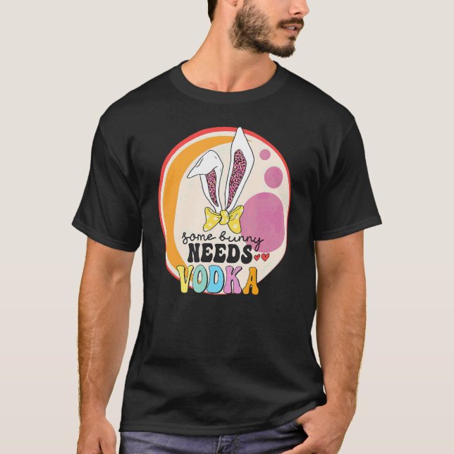 Några Bunny Needs Vodka Påsk dricksglas T Shirt (Framsida)