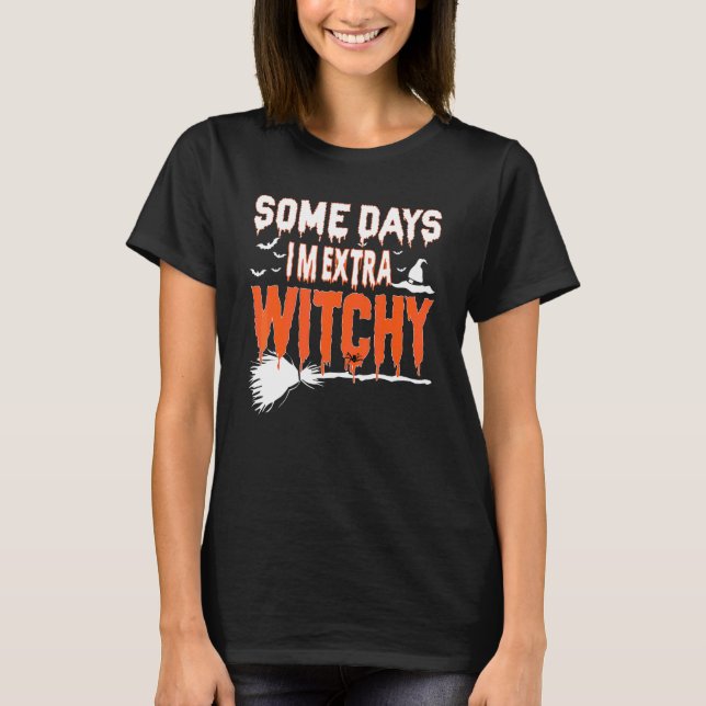 Några Dagar Är Jag Extra Häxig Halloween T Shirt (Framsida)