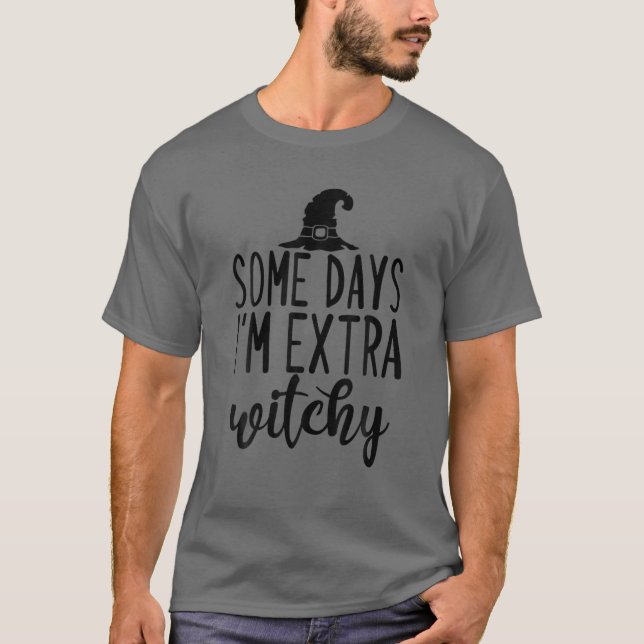 Några dagar är jag Extra Witchy Funny Halloween T Shirt (Framsida)