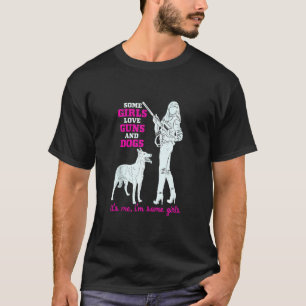 Några flickor Kärlek Guns och Hundar Funny Female T Shirt