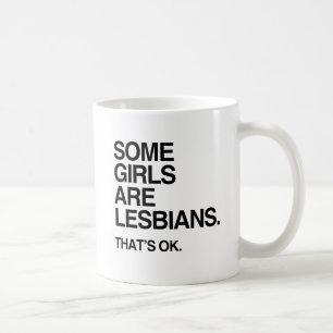NÅGRA FLIKAR ÄR LESBISKA -.png Kaffemugg