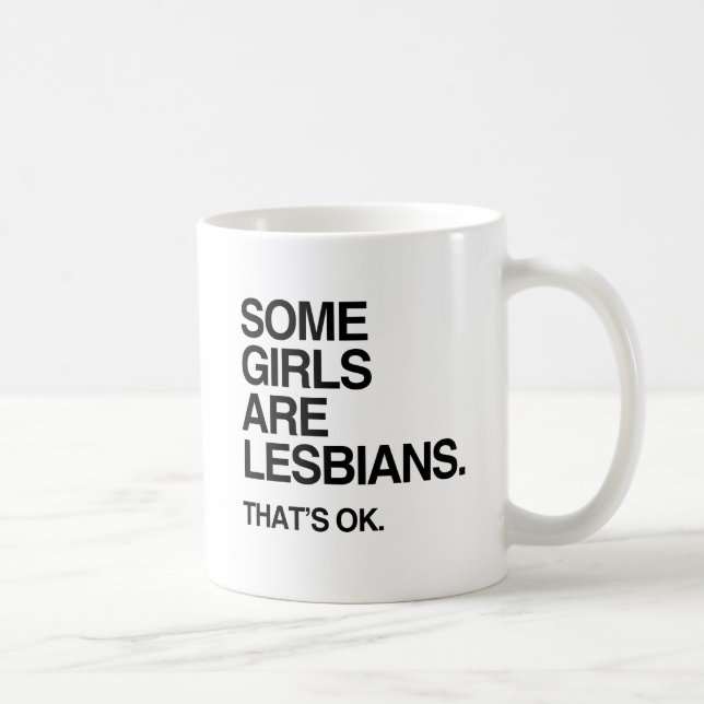 NÅGRA FLIKAR ÄR LESBISKA -.png Kaffemugg (Höger)