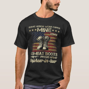 Några Heros Bära Capes Mine Wears Combat Boots Nep T Shirt