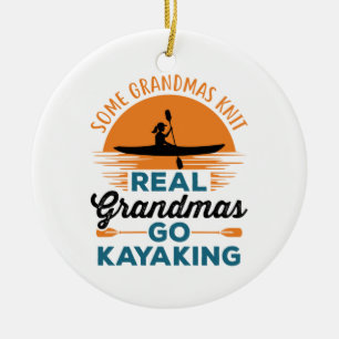 Några mormas Sticka Real Grandmas Go Kayaking Julgransprydnad Keramik