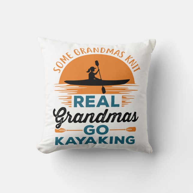 Några mormas Sticka Real Grandmas Go Kayaking Kudde (Framsida)