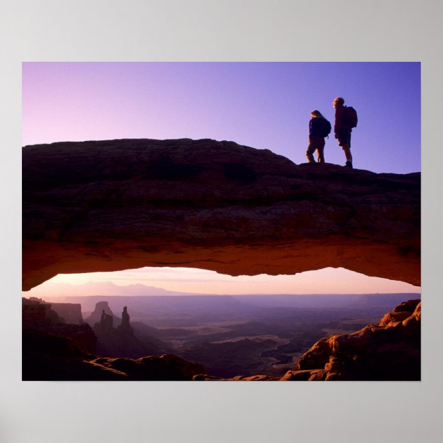 Några ser soluppgången från atop Mesa Arch in Poster (Framsidan)