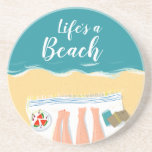 Några solbadare på Beach Slogan Underlägg<br><div class="desc">Modern illustration av ett par som slingrar sig på stranden.</div>