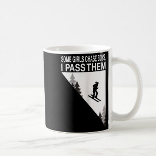 Några tjejer jagar killar jag passerar dem skidåka kaffemugg