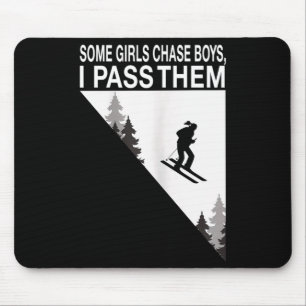 Några tjejer jagar killar jag passerar dem skidåka musmatta