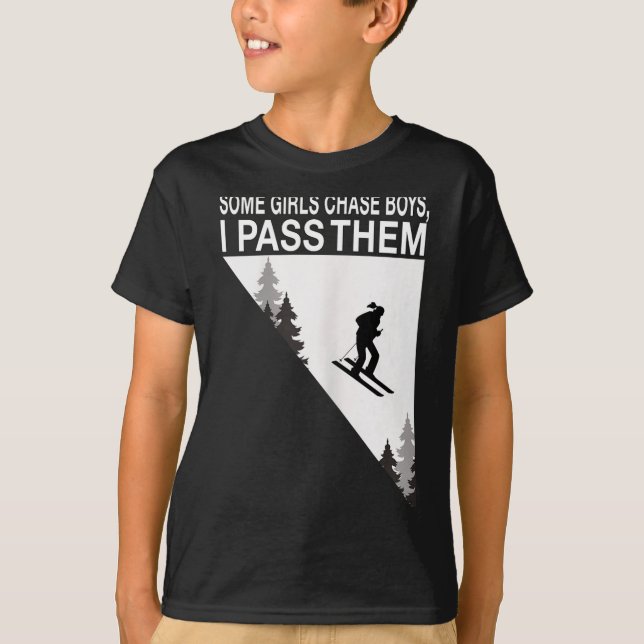Några tjejer jagar killar jag passerar dem skidåka t shirt (Framsida)