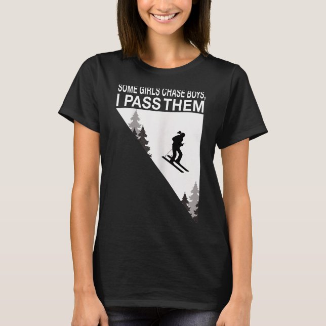 Några tjejer jagar killar jag passerar dem skidåka t shirt (Framsida)
