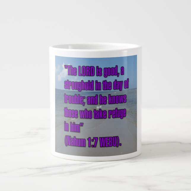 Nahum 1:7 WEBU Mug Jumbo Mugg (Framsidan)