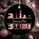 Nail Salon Business Technician Ro Guld Monogram Julgransprydnad Keramik<br><div class="desc">Den här designen kan vara personlig i det område som tillhandahålls genom att ändra fotot och/eller text. Du kan också anpassa den genom att klicka för att anpassa ytterligare alternativ och ta bort eller ändra färg i bakgrunden, lägga till text, ändra texten färg eller stil eller ta bort texten för...</div>