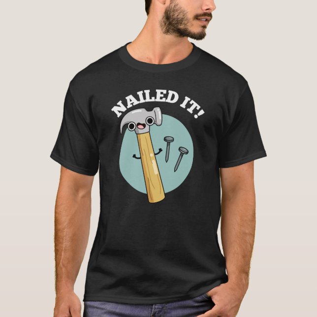 Nailit Den Funny Hammer Nagel Pun Mörk BG T Shirt (Framsida)